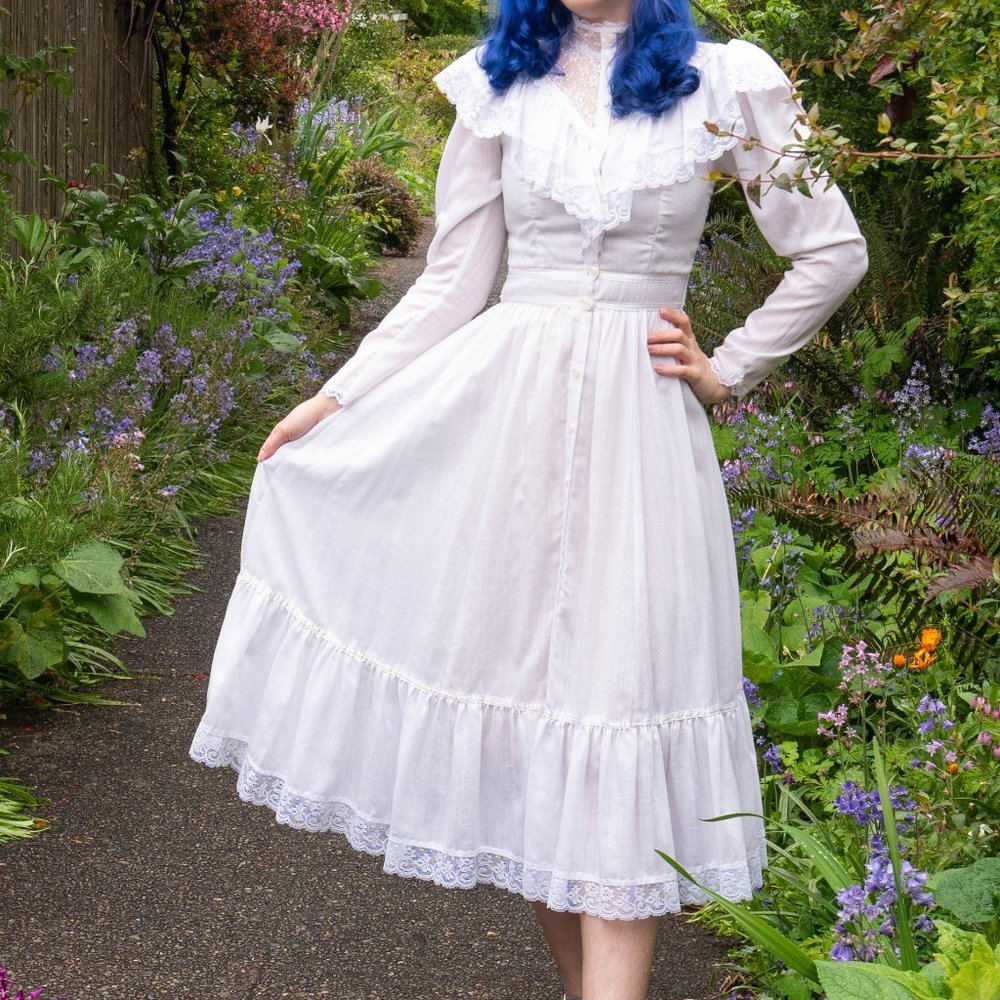 White gunnesax prarie dress with buttons down the front